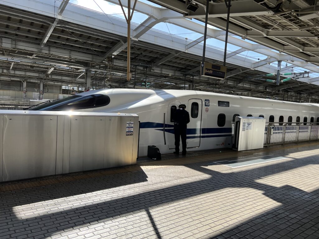 【１歳１１ヶ月と行く】新大阪駅で新幹線ビュー