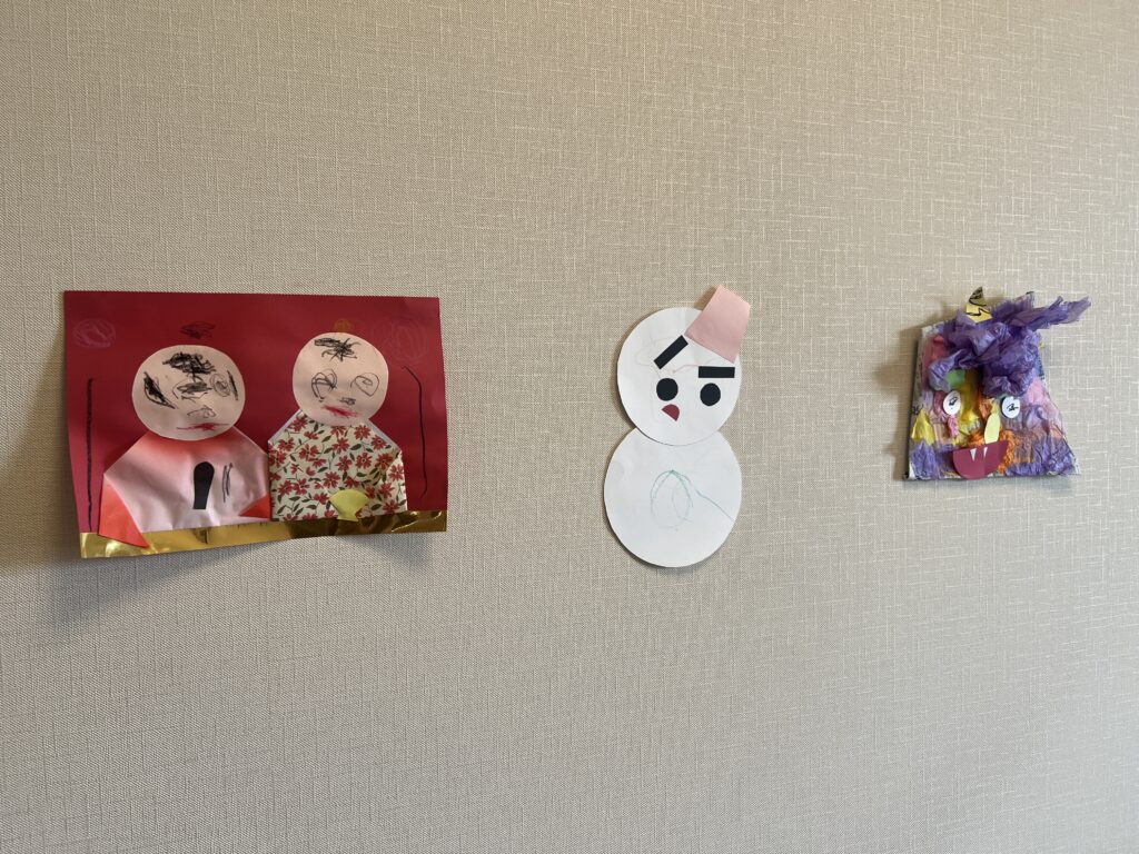 【賃貸OK】子どもの絵や作品を壁に飾れる!ひっつき虫を使ってみたレビュー|穴を開けずに飾る方法