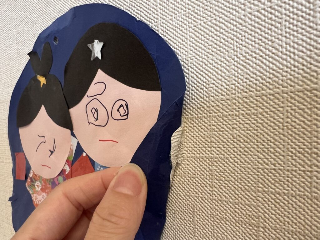 【賃貸OK】子どもの絵や作品を壁に飾れる!ひっつき虫を使ってみたレビュー|穴を開けずに飾る方法