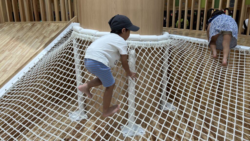 【保存版】子連れで楽しめる室内遊び場まとめ｜雨の日も安心！大阪のおすすめスポット