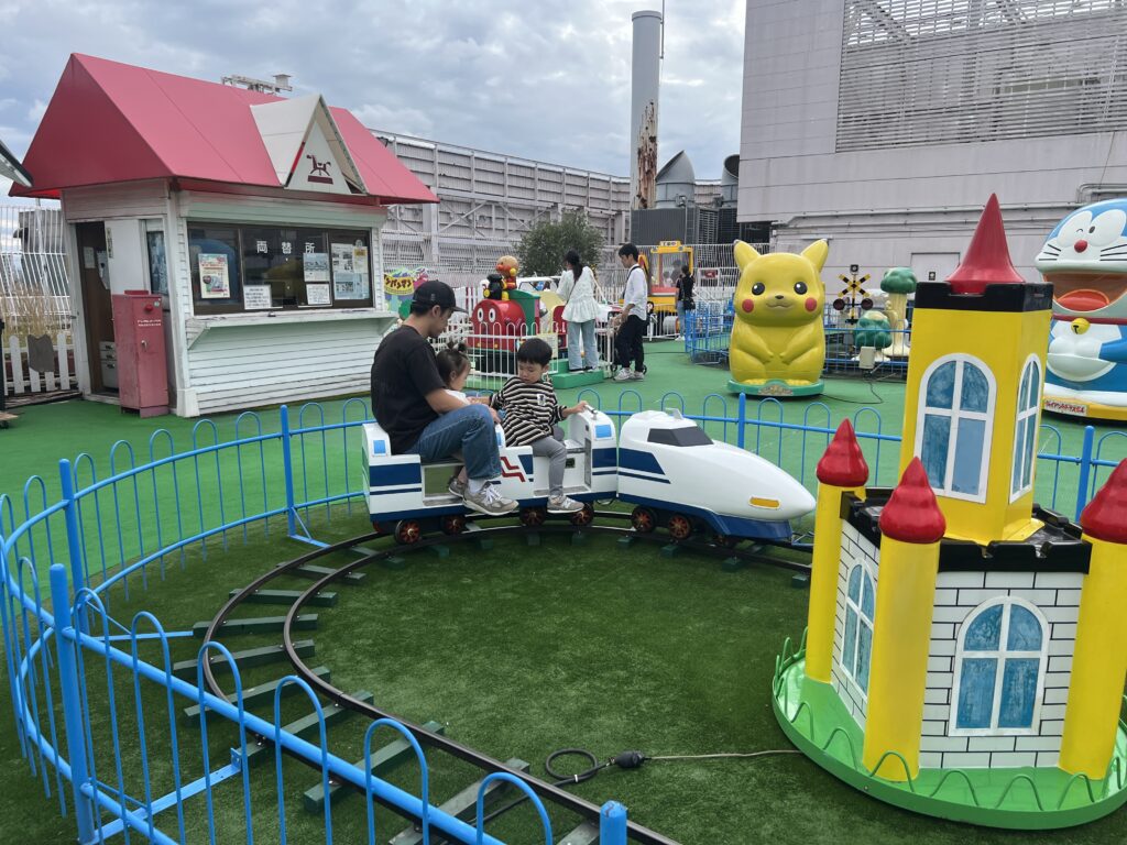 【松坂屋高槻屋上遊園スカイランド】2歳＆4歳と行ってみた正直レビュー｜穴場・コスパ最高の遊園地