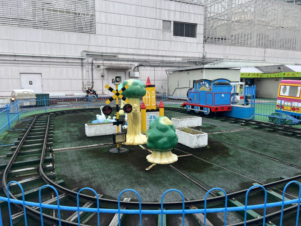 【松坂屋高槻屋上遊園スカイランド】2歳＆4歳と行ってみた正直レビュー｜穴場・コスパ最高の遊園地