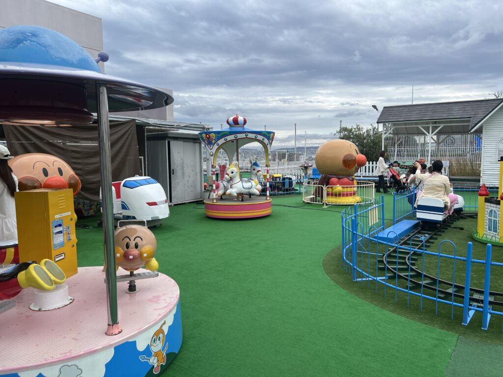 【松坂屋高槻屋上遊園スカイランド】2歳＆4歳と行ってみた正直レビュー｜穴場・コスパ最高の遊園地
