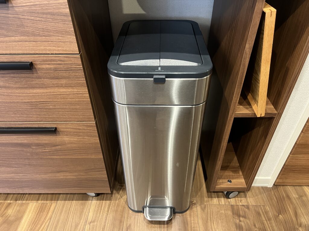 【買ってよかった？】ステンレスのペダル式ゴミ箱レビュー｜子育て家庭・キッチンでの使い勝手を正直レポ