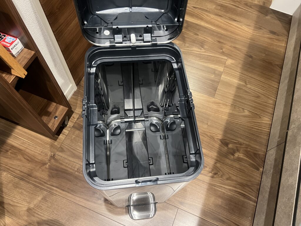 【買ってよかった？】ステンレスのペダル式ゴミ箱レビュー｜子育て家庭・キッチンでの使い勝手を正直レポ